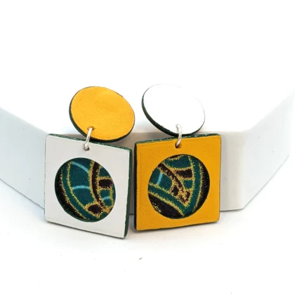 Boucle d'oreille Waxette carrée blanche et jaune vu de face