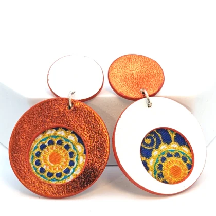 Boucles d'oreille Waxette ronde orange et blanche vu de face