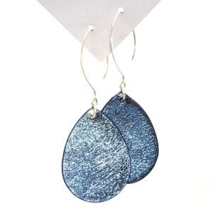 Boucles d'oreilles "Les Lumi-luni ", en cuir de chèvre métallisé bleu nuit face 1