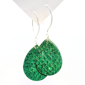 Boucles d'oreilles "Les Lumi-luni ", en cuir de saumon vert emeraude, face 1