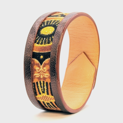 Bracelet "Cleop" en cuir métallisé de couleur café de profil