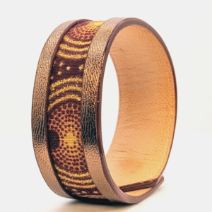 Bracelet "Cleop" en cuir métallisé de couleur marron doré de profil