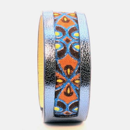 Bracelet "Cleop" en cuir métallisé de couleur bleu nuit de face